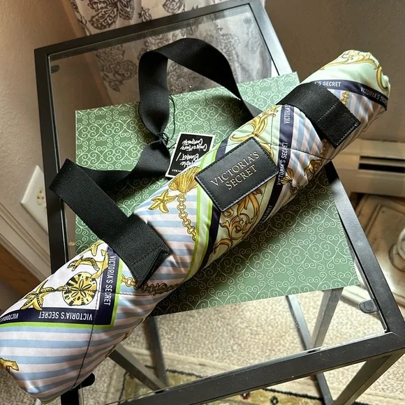 Victoria Secret Packable Beach Blanket - Picture 1 of 5